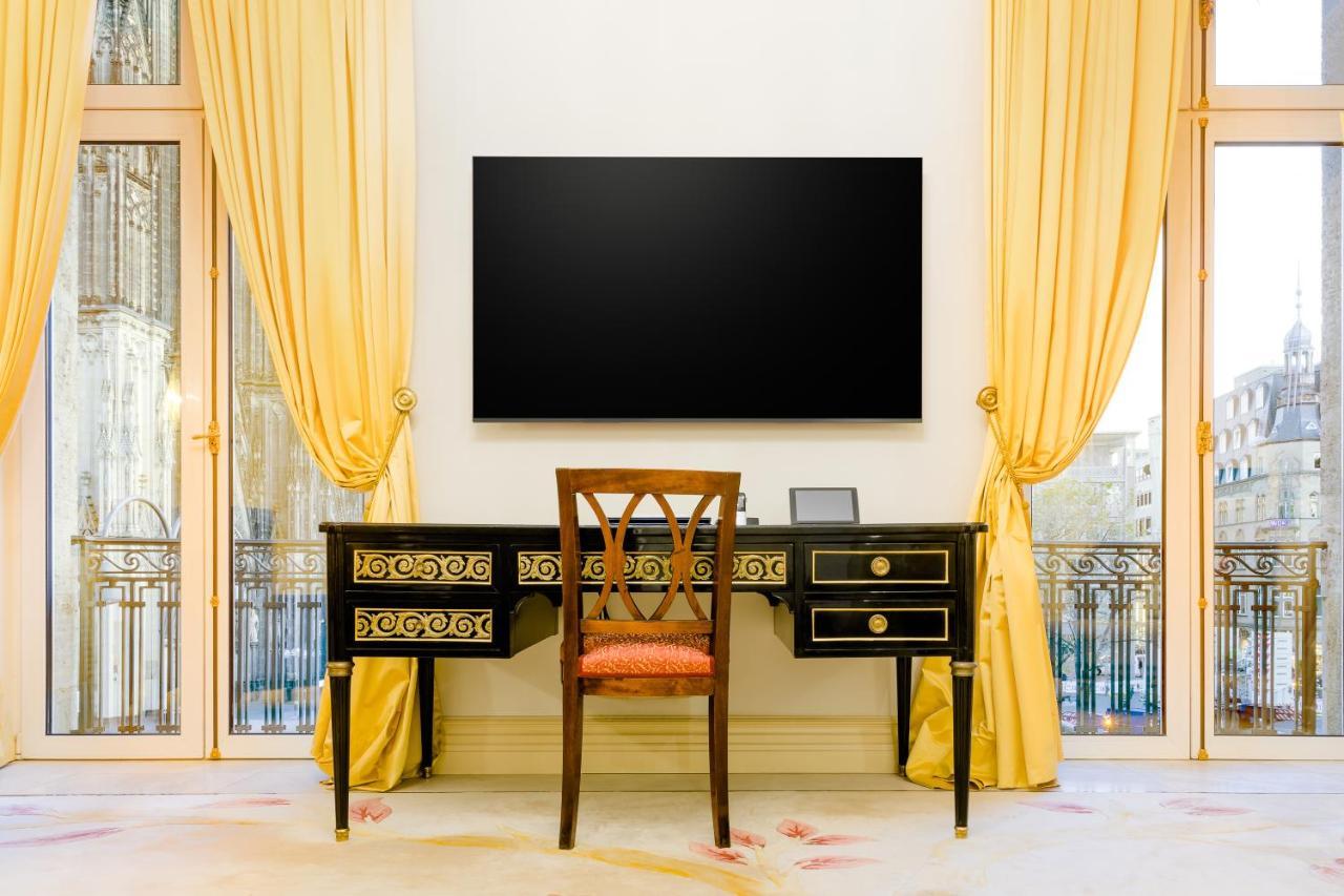 Excelsior Hotel Ernst Am Dom Köln Ngoại thất bức ảnh A flat-screen television mounted on a wall