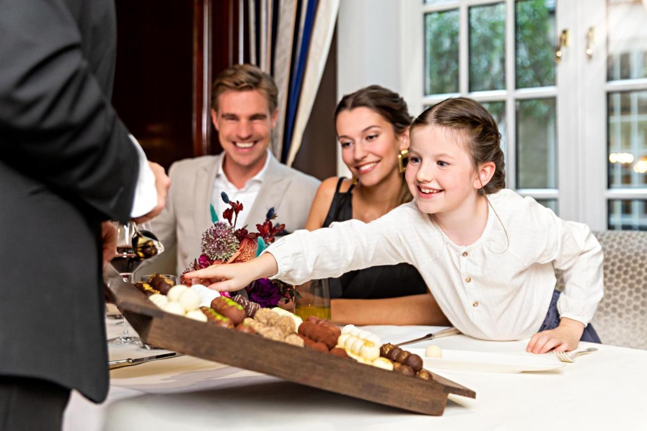 Excelsior Hotel Ernst Am Dom Köln Ngoại thất bức ảnh A family at a restaurant