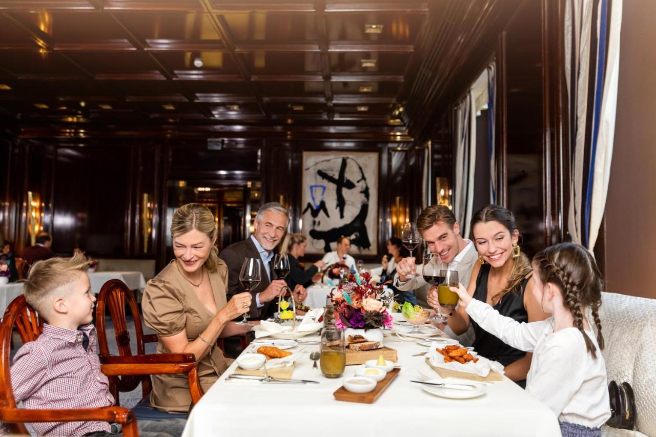 Excelsior Hotel Ernst Am Dom Köln Ngoại thất bức ảnh Family dining at the restaurant