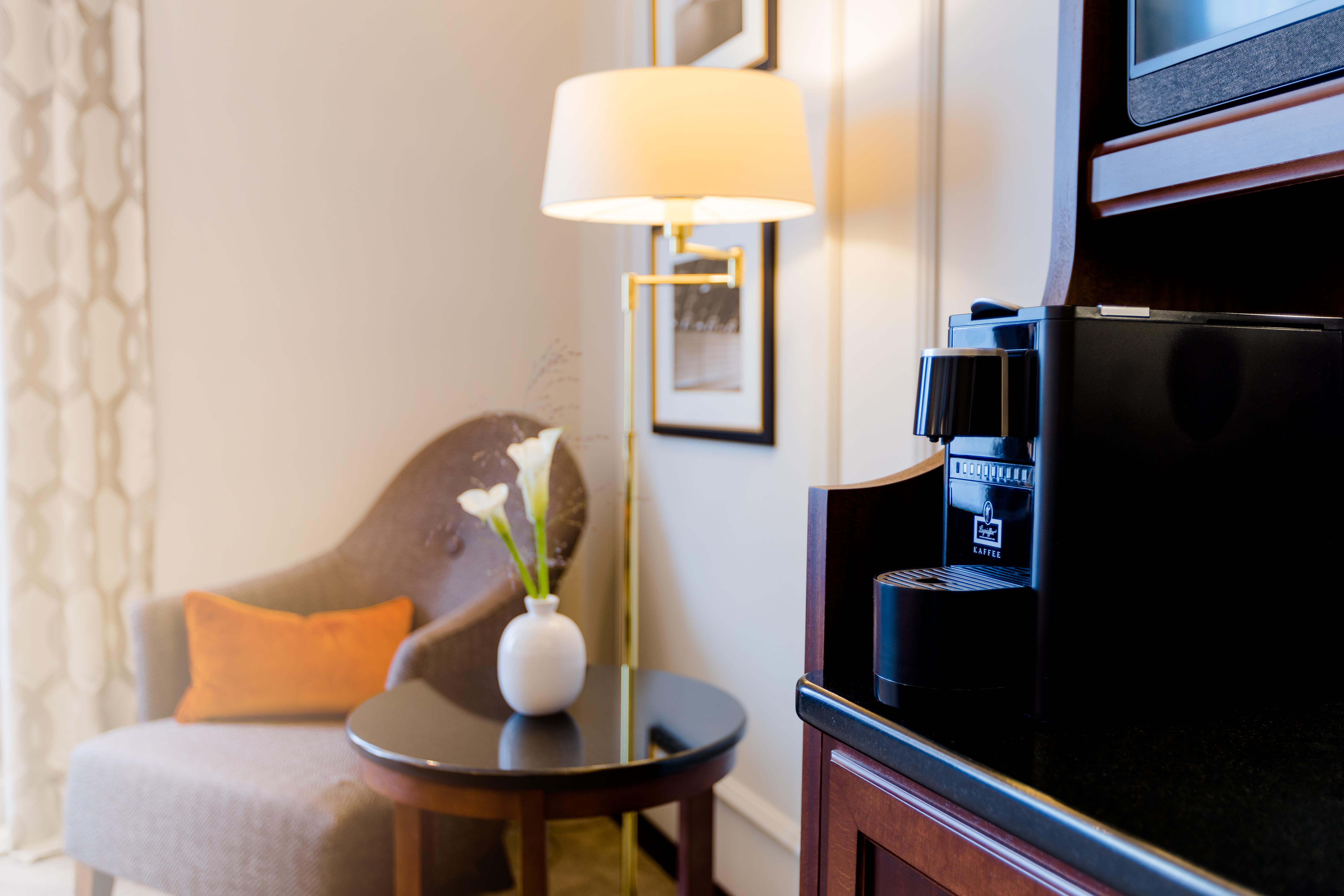 Excelsior Hotel Ernst Am Dom Köln Ngoại thất bức ảnh A Nespresso machine in a hotel room
