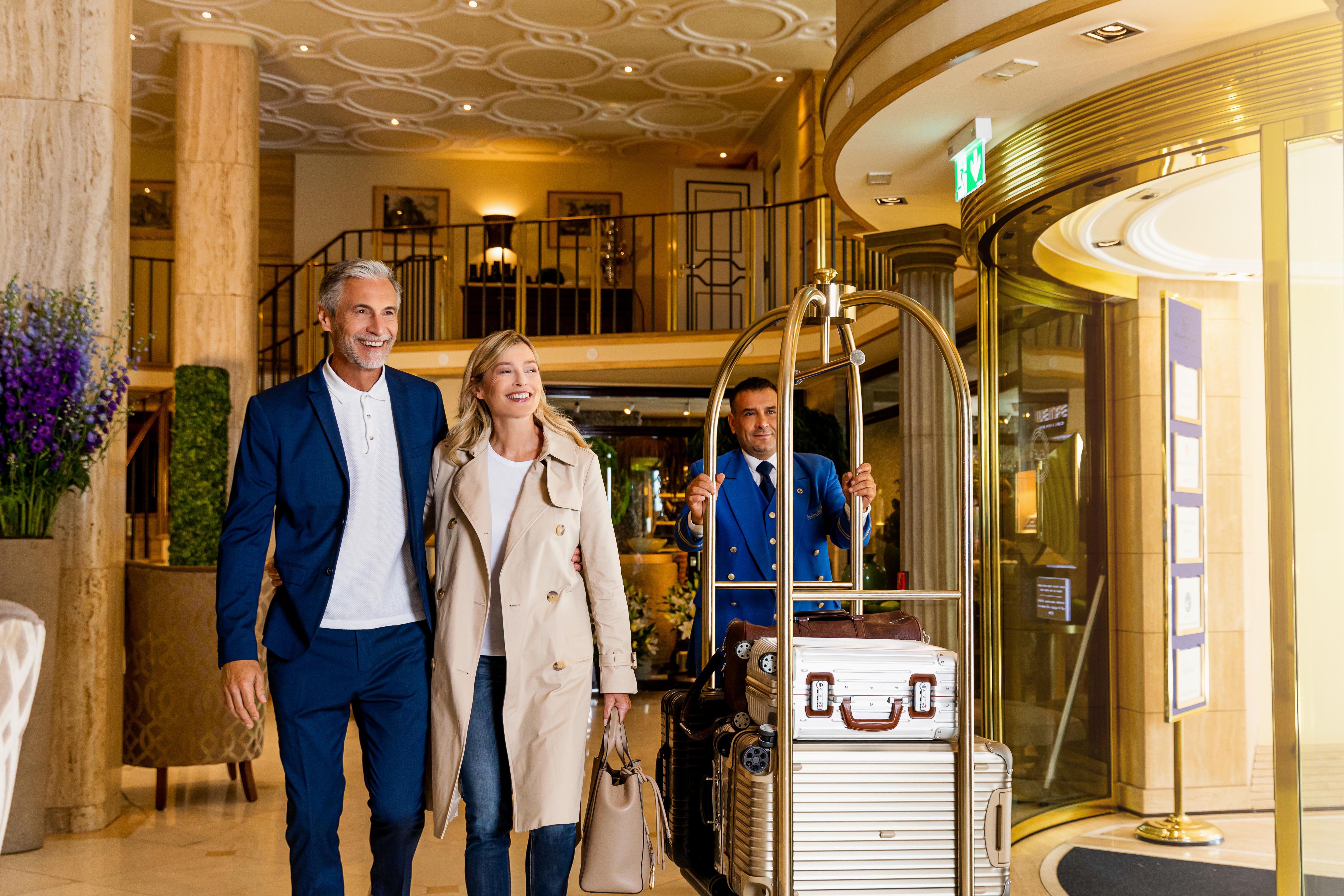 Excelsior Hotel Ernst Am Dom Köln Ngoại thất bức ảnh A bellboy pushing a luggage cart